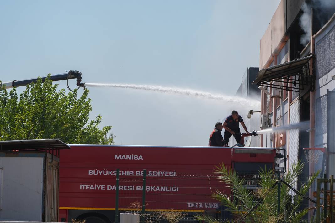 Manisa’da plastik fabrikasında yangın! Gökyüzünü kara dumanlar kapladı 28